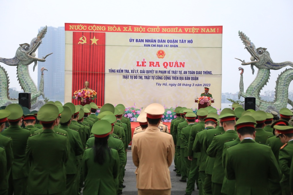 Đòi lại vỉa hè ở Hà Nội: Công an lơ là, bỏ qua vi phạm sẽ bị xử lý - 1 Đòi lại vỉa hè ở Hà Nội: Công an lơ là, bỏ qua vi phạm sẽ bị xử lý - 1