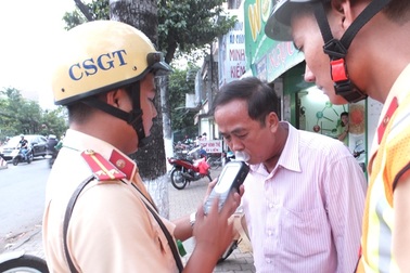 BMW đi vào đường cấm, gây tai nạn rồi bỏ chạy