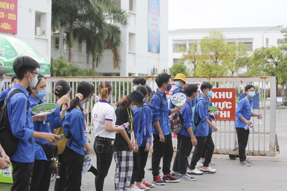 Thanh niên tình nguyện sát cánh cùng thí sinh thi tốt nghiệp THPT 2020 - 3 Thanh niên tình nguyện sát cánh cùng thí sinh thi tốt nghiệp THPT 2020 - 3