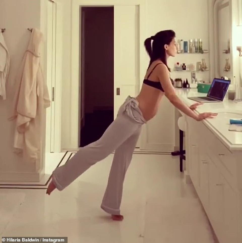 Hilaria Baldwin mang thai 5 tháng vẫn tập thể dục chăm chỉ - 2 Hilaria Baldwin mang thai 5 tháng vẫn tập thể dục chăm chỉ - 2