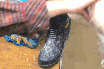 Bà con ở Đắk Lắk nhận "món đồ của phụ nữ", cán bộ vừa đưa vừa cười tủm tỉm