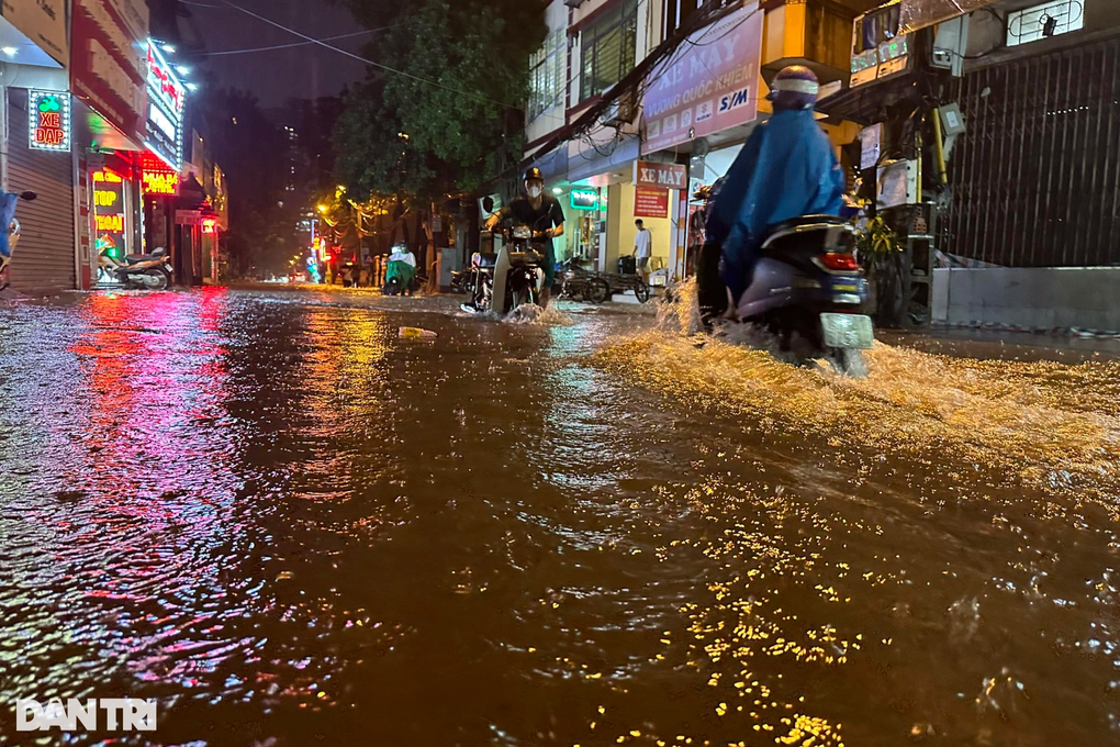 Hà Nội ngập nặng sau mưa lớn, người và xe bơi trên phố - 9 Hà Nội ngập nặng sau mưa lớn, người và xe bơi trên phố - 9