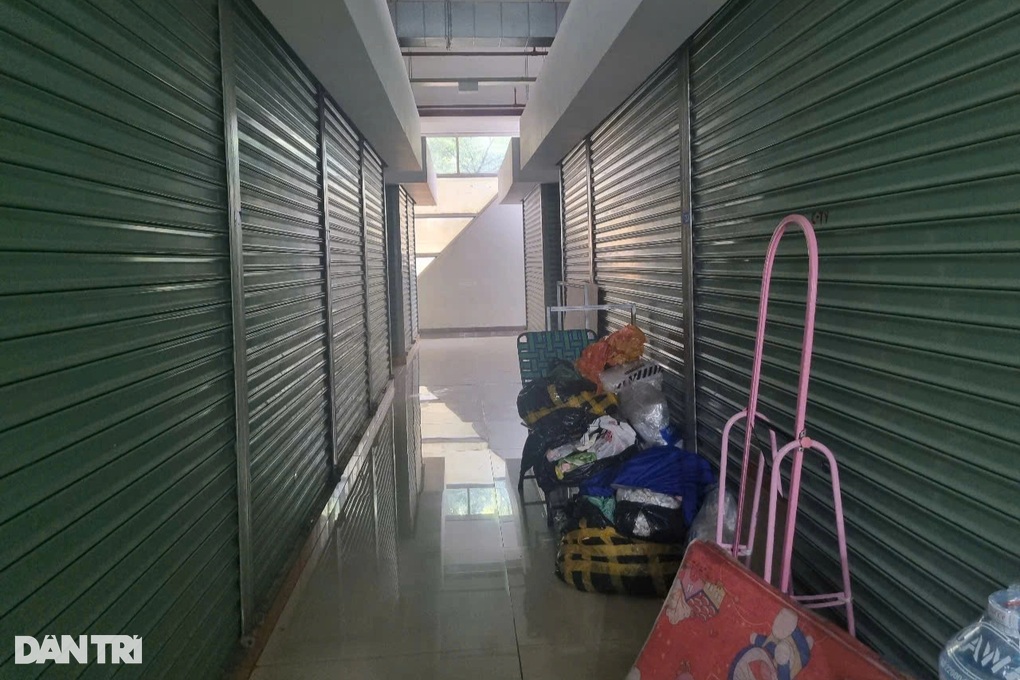 Tưởng phóng viên là đoàn kiểm tra, tiểu thương hốt hoảng đóng ki ốt - 2