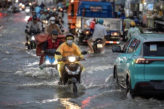 Triều cường hơn 1,7m, nguy cơ ngập nhiều nơi ở TPHCM