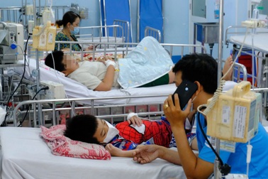 Ám ảnh những đứa trẻ rối loạn hành vi, chảy máu vùng kín vì sốt xuất huyết