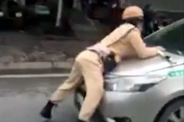 Hà Nội: Tài xế lái taxi hất cảnh sát giao thông lên nắp ca-pô