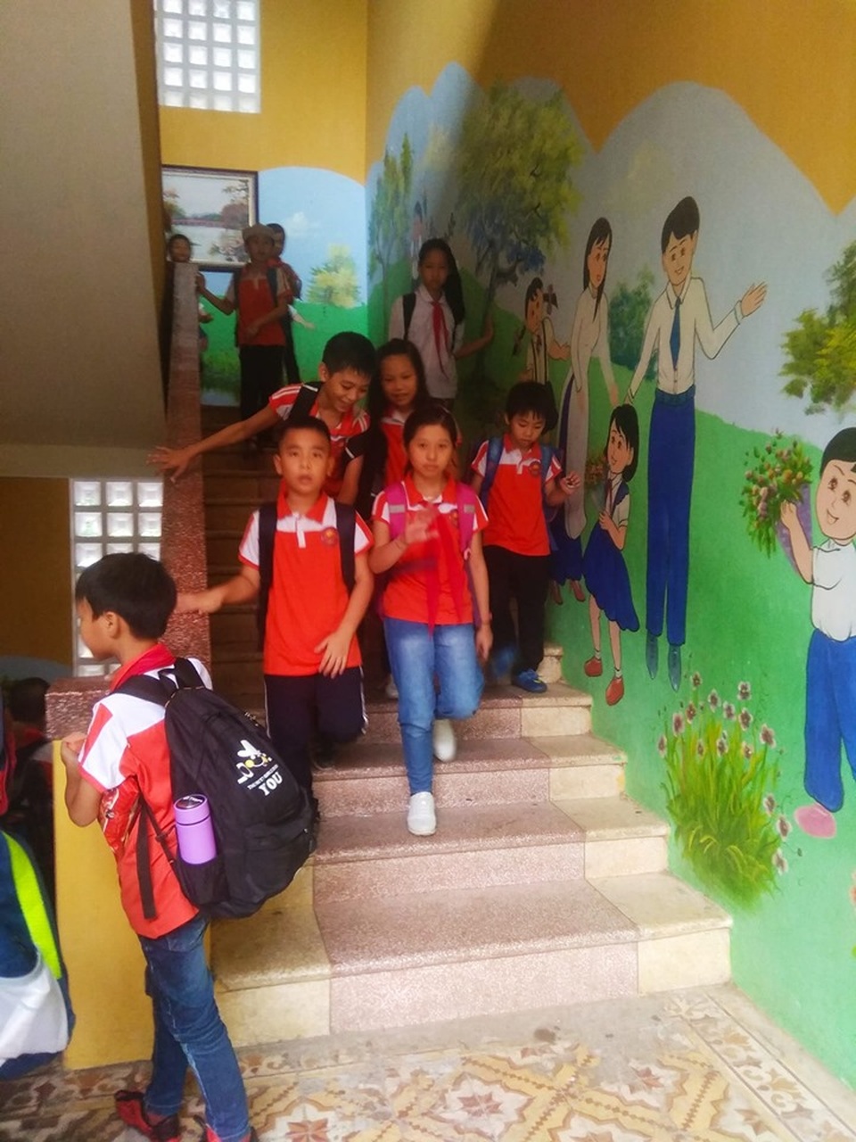 Bức tường rực rỡ màu sắc trong trường học - 1 Bức tường rực rỡ màu sắc trong trường học - 1