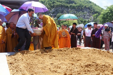 Rước cây bồ đề do Chủ tịch Quốc hội Sri Lanka tặng