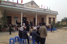 Chủ tịch xã bị dân vây ráp suốt đêm vì không ký biên bản