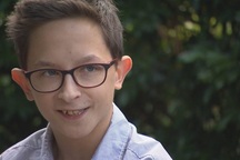 Chàng trai 23 tuổi mắc kẹt trong cơ thể cậu bé 13