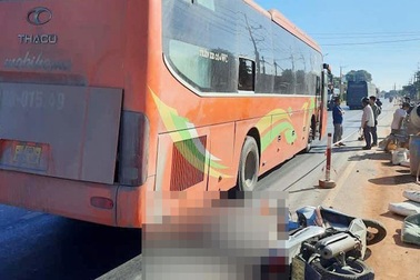 Né rào chắn công trình, người đàn ông bị xe khách cán chết thảm