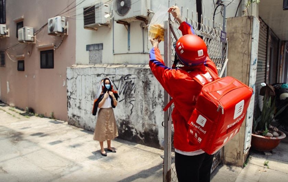 “Giao hàng không tiếp xúc” thời Covid muôn màu muôn vẻ và muôn kiểu - 10 “Giao hàng không tiếp xúc” thời Covid muôn màu muôn vẻ và muôn kiểu - 10