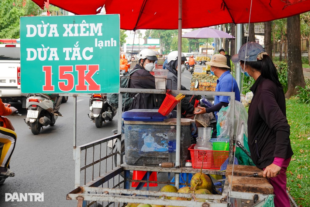 Kiếm bạc triệu mỗi ngày nhờ nắng nóng thiêu đốt ở TPHCM - 6 Kiếm bạc triệu mỗi ngày nhờ nắng nóng thiêu đốt ở TPHCM - 6