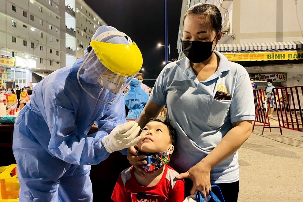 Xuyên đêm xét nghiệm hơn 4.000 dân khu nhà ở xã hội lớn nhất Bình Dương - 6 Xuyên đêm xét nghiệm hơn 4.000 dân khu nhà ở xã hội lớn nhất Bình Dương - 6