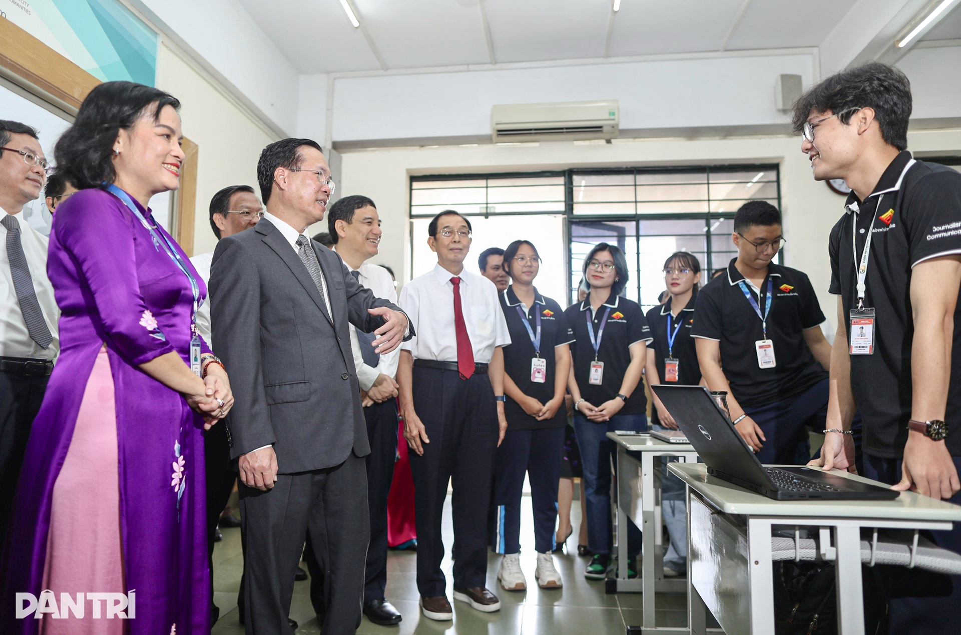 Chủ tịch nước Võ Văn Thưởng thăm lại trường xưa, thầy giáo cũ nhân 20/11 - 5 Chủ tịch nước Võ Văn Thưởng thăm lại trường xưa, thầy giáo cũ nhân 20/11 - 5