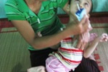 Bé trai 8 tuổi thoi thóp sự sống từng ngày với bệnh bại não