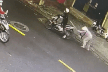 Bà lão bị nam thanh niên đi xe máy giật 450 tờ vé số