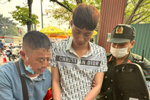 Hà Nội: Mang súng K54 đi dạo phố, nam thanh niên bị 141 tóm gọn