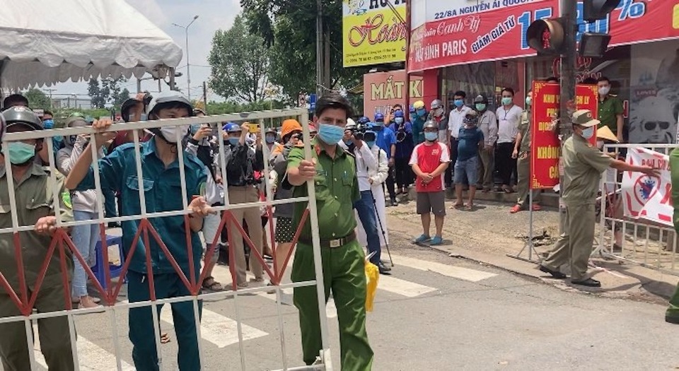 Hơn 900 người dân khu cách ly Covid-19 vui mừng trong ngày dỡ bỏ phong tỏa - 3 Hơn 900 người dân khu cách ly Covid-19 vui mừng trong ngày dỡ bỏ phong tỏa - 3