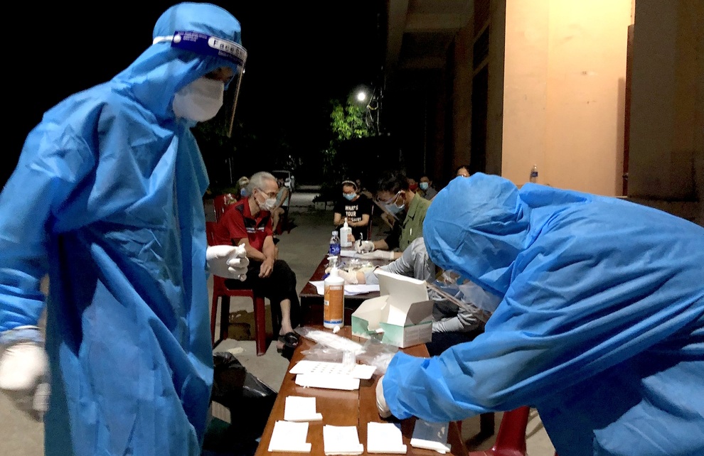 Xuyên đêm test nhanh sàng lọc Covid-19 cho người dân TP Vinh - 9 Xuyên đêm test nhanh sàng lọc Covid-19 cho người dân TP Vinh - 9