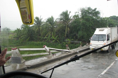 Xe khách đâm gãy lan can cầu, 70 hành khách hút chết