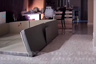 Khoảnh khắc pin dự phòng bất ngờ phát nổ khi đang được cắm sạc