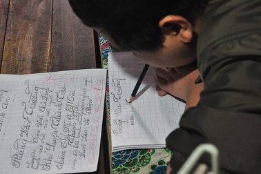 "Người thầy" đứng lớp trên xe lăn, dùng miệng viết chữ dạy học trò