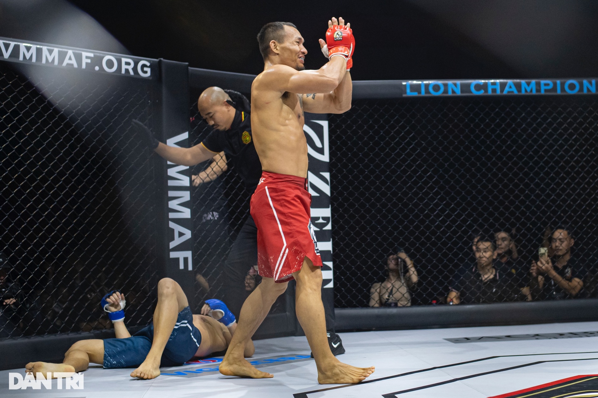 Khoảnh khắc Trần Quang Lộc hạ knock-out Lý Tiểu Long sau cú đấm liên hoàn - 10 Khoảnh khắc Trần Quang Lộc hạ knock-out Lý Tiểu Long sau cú đấm liên hoàn - 10