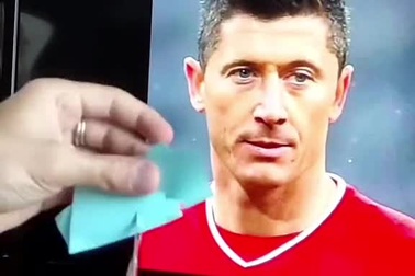 Màn cắt giấy để tạo hình chân dung hết sức khó tin