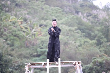 Tùng Dương gây “choáng” khi biểu diễn âm nhạc giữa lưng chừng trời