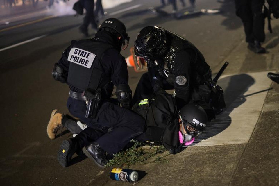 100 ngày biểu tình sắc tộc bùng phát, cảnh sát Mỹ hứng bom xăng - 10 100 ngày biểu tình sắc tộc bùng phát, cảnh sát Mỹ hứng bom xăng - 10