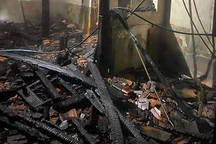 Dùng nến thắp sáng khiến căn nhà cháy rụi trong lũ