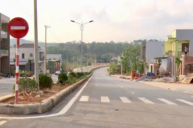 Vụ dân mang giường chặn đường vì huyện "thất hứa": Đã tháo dỡ rào chắn