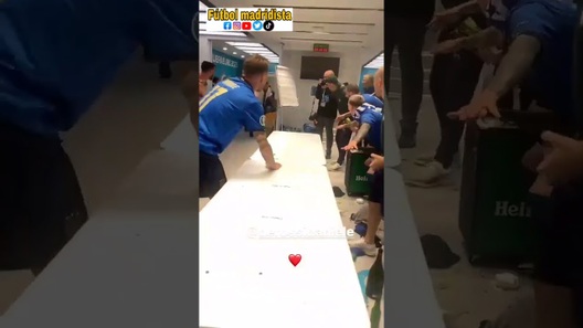 De Rossi trượt bia ăn mừng trong phòng thay đồ của đội tuyển Italia