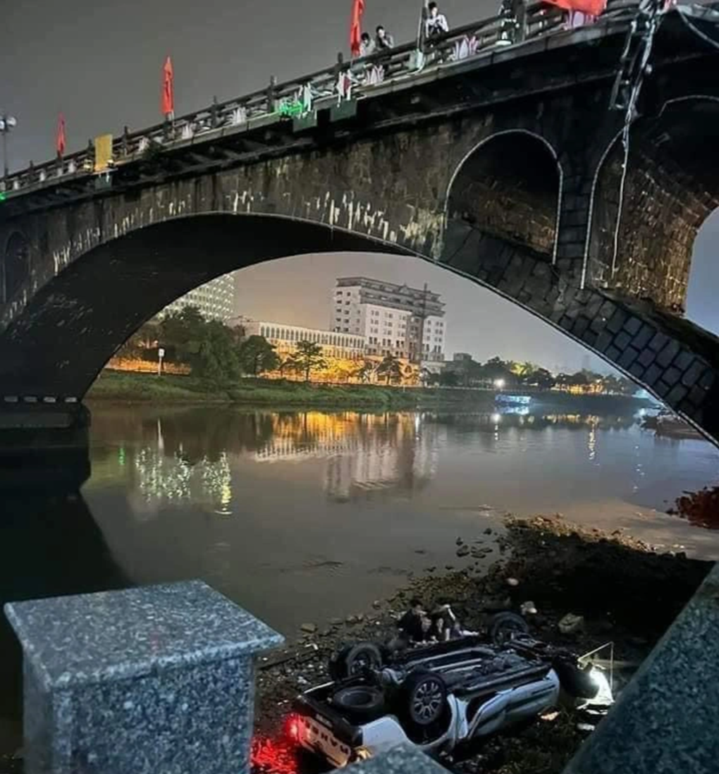 Ô tô lao xuống cầu Ka Long, một người tử vong - 2 Ô tô lao xuống cầu Ka Long, một người tử vong - 2