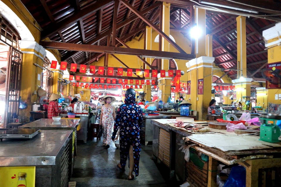 Buôn bán ế ẩm nhiều chủ hàng thịt lợn đành “treo quầy” - 2 Buôn bán ế ẩm nhiều chủ hàng thịt lợn đành “treo quầy” - 2
