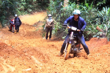 Cắt hợp đồng hơn 200 giáo viên, nhân viên: Trường lại thiếu giáo viên