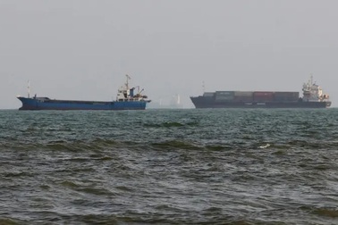 Siêu tàu chở dầu bốc cháy tại eo biển Hormuz, Iran cảnh báo cứng rắn