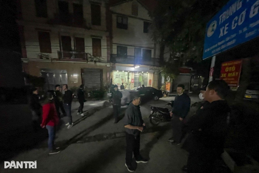 Người dân Hà Nội trắng đêm xếp hàng chờ đăng kiểm - 2 Người dân Hà Nội trắng đêm xếp hàng chờ đăng kiểm - 2