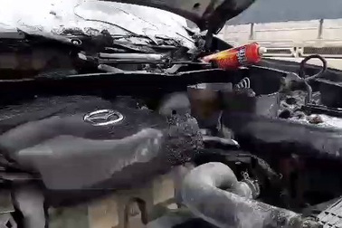 Xe Mazda cháy đen khi đang chạy