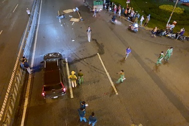 Xe máy va chạm ô tô, bé 13 tháng tuổi văng xuống đường, 2 phụ nữ tử vong