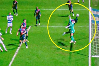 Cầu thủ dùng tay đẩy bóng, trọng tài mắc sai lầm khó tin ở Anh