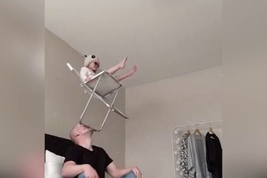 Người đàn ông kỳ lạ có thể “cân bằng vạn vật” trên cằm