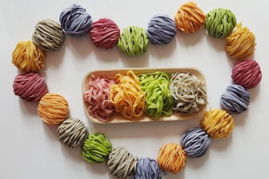 Hàng lạ: Ăn phở dưa hấu, làm đẹp đắp mặt nạ bột mỳ