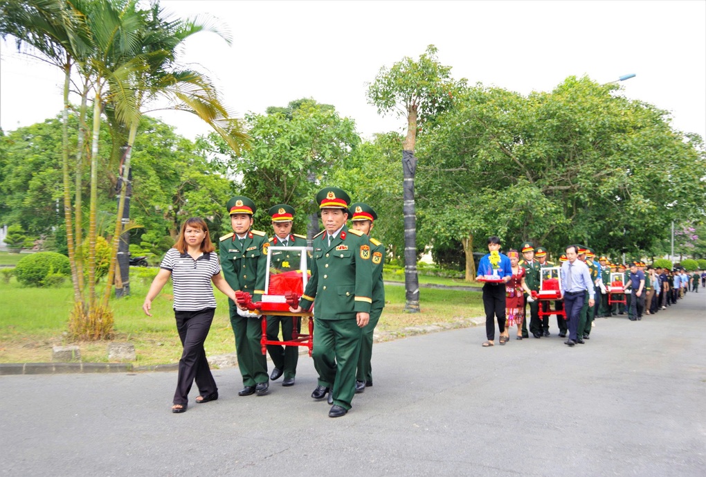An táng 10 hài cốt liệt sỹ kèm nhiều di vật khắc thông tin quan trọng - 1 An táng 10 hài cốt liệt sỹ kèm nhiều di vật khắc thông tin quan trọng - 1