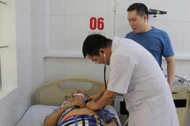 Bác sỹ vượt hàng chục cây số cứu sống bệnh nhân bị đột quỵ