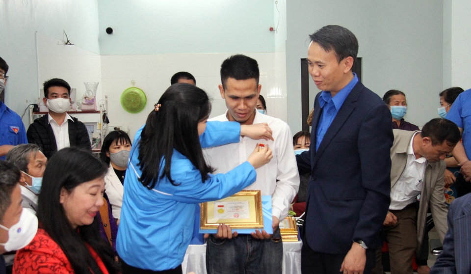 Người hùng cứu bé gái 3 tuổi nhận huy hiệu Tuổi trẻ dũng cảm - 4 Người hùng cứu bé gái 3 tuổi nhận huy hiệu Tuổi trẻ dũng cảm - 4