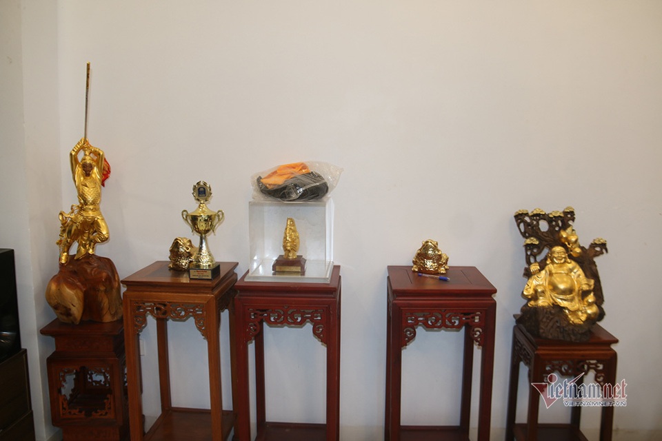 Chiêm ngưỡng bộ bàn ghế tiền tỷ đại gia dát vàng chơi Tết - 4 Chiêm ngưỡng bộ bàn ghế tiền tỷ đại gia dát vàng chơi Tết - 4