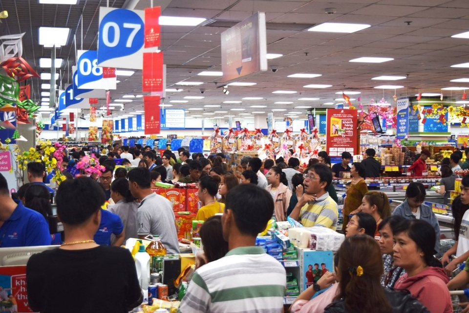 TPHCM: Người dân “rồng rắn” chờ tính tiền ở siêu thị trong ngày cao điểm Tết - 12 TPHCM: Người dân “rồng rắn” chờ tính tiền ở siêu thị trong ngày cao điểm Tết - 12