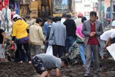 Trung Quốc: Đào tung đường đang bảo trì để tìm ngọc bích